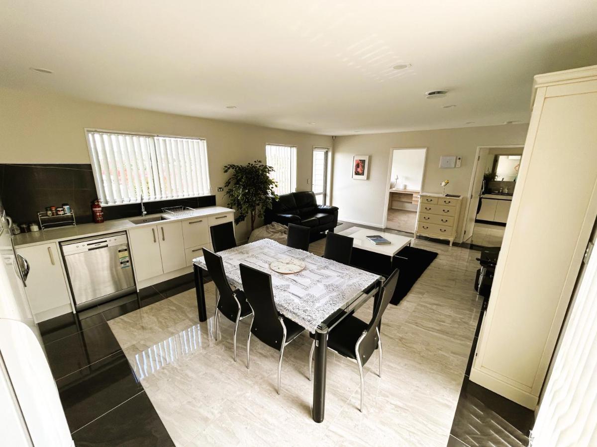 Cross Roads Apartment Pokeno ภายนอก รูปภาพ