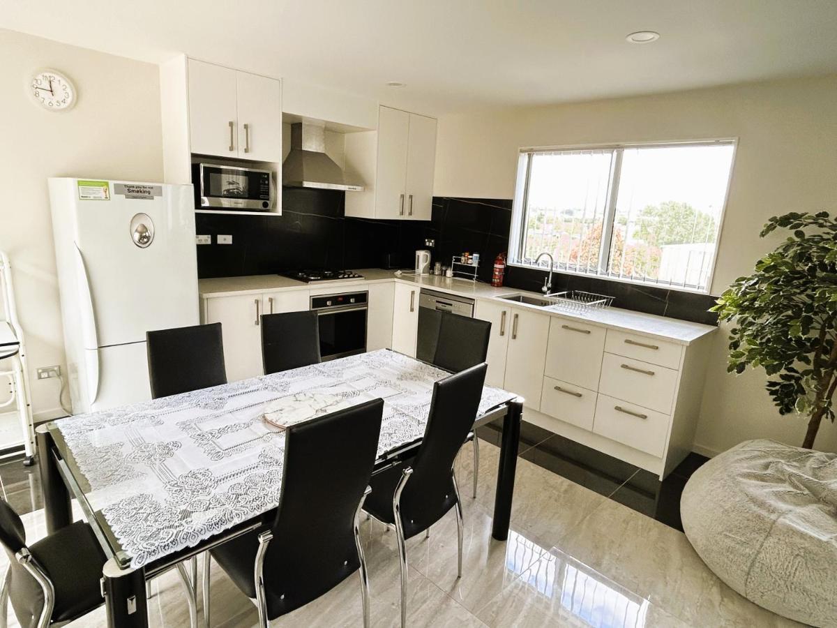 Cross Roads Apartment Pokeno ภายนอก รูปภาพ
